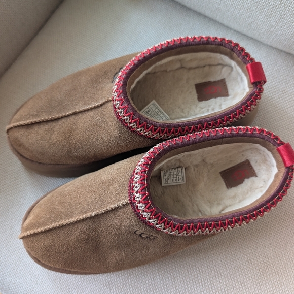 UGG Tazz II Tan Slippers with Red Trim - Picture 4 of 9